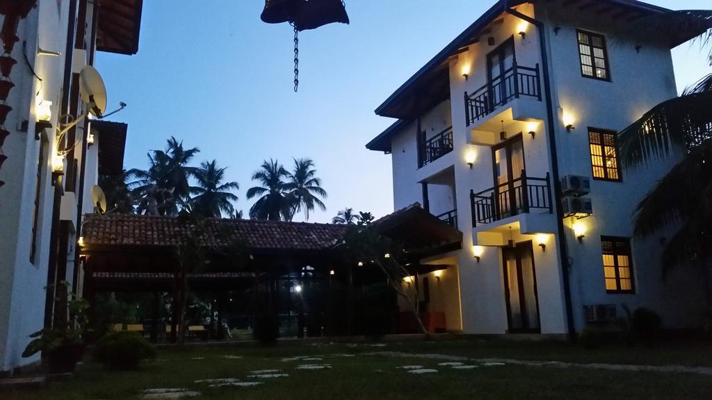 Lagoon Boutique Hotel Kanattegoda Buitenkant foto